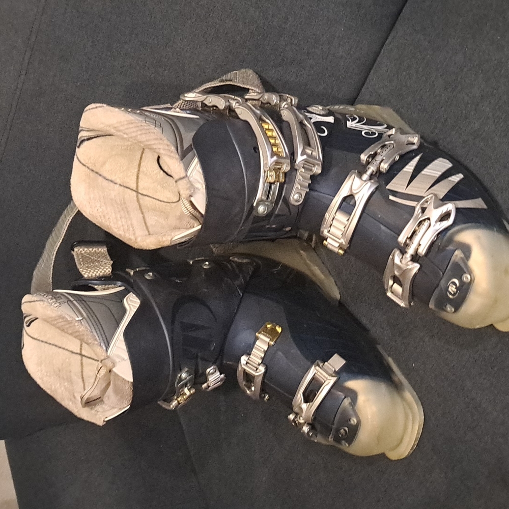 Women's 9.5 ski boots from technica